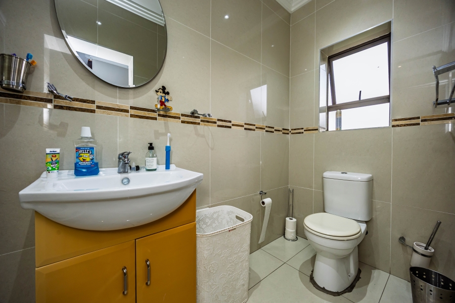 To Let 5 Bedroom Property for Rent in Cove Rock Eastern Cape